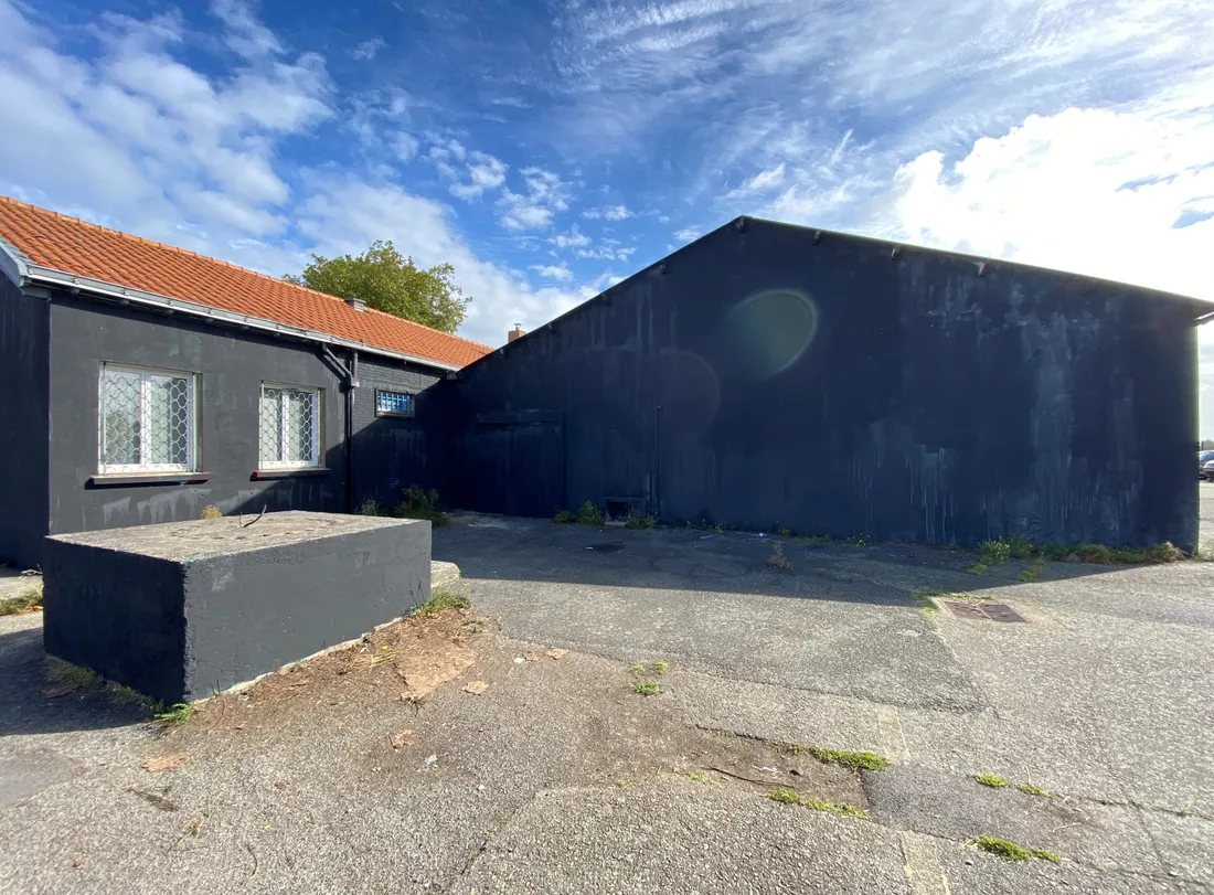 Le mur qui accueillait la fresque, noirci